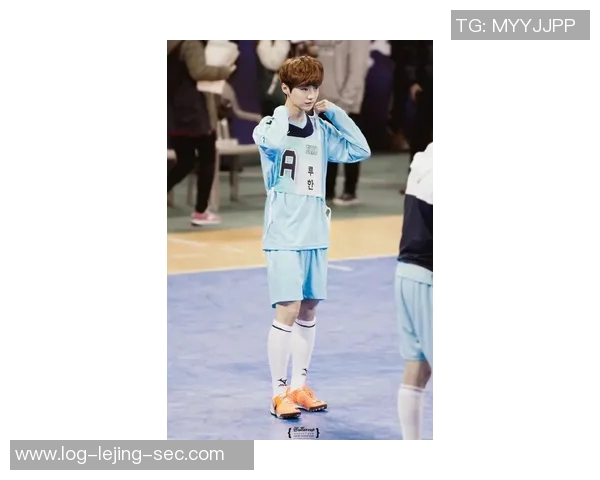 鹿晗与足球的精彩瞬间合集展现青春活力与运动激情的完美结合